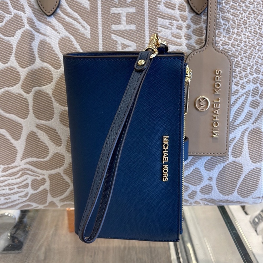 MICHAEL KORS LARGE DOUBLE ZIP WRISTLET WALLET PHONE CASE 
Navy 
NWT - Picture 7 of 16